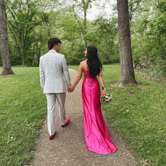 It’s in perfect condition only wore once! Paid $350 asking $200! Size 00 - Picture 3 of 3